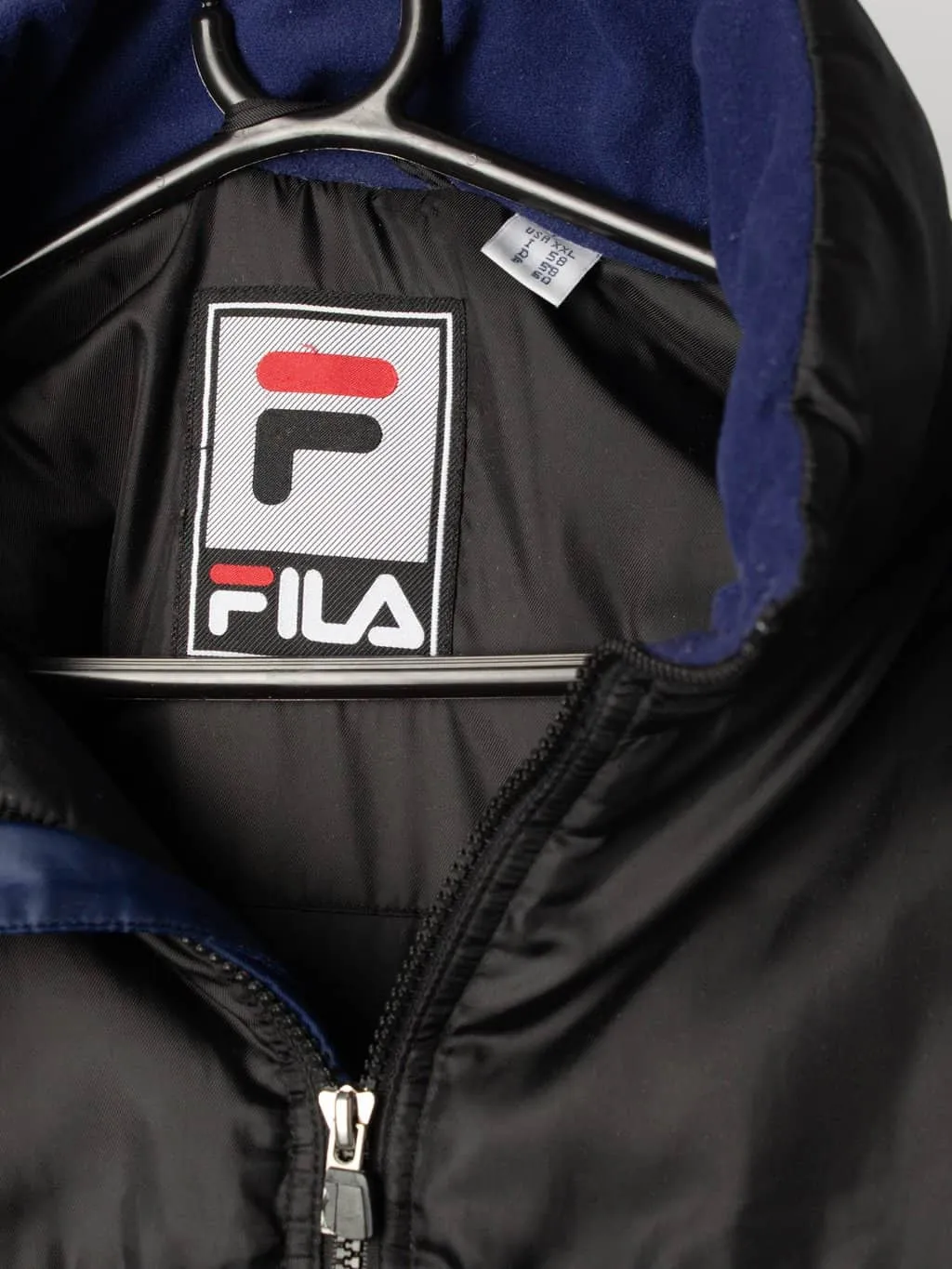 Mens vintage Fila spellout puffer jacket with detachable hood and elasticated cuffs and hem – 2XL